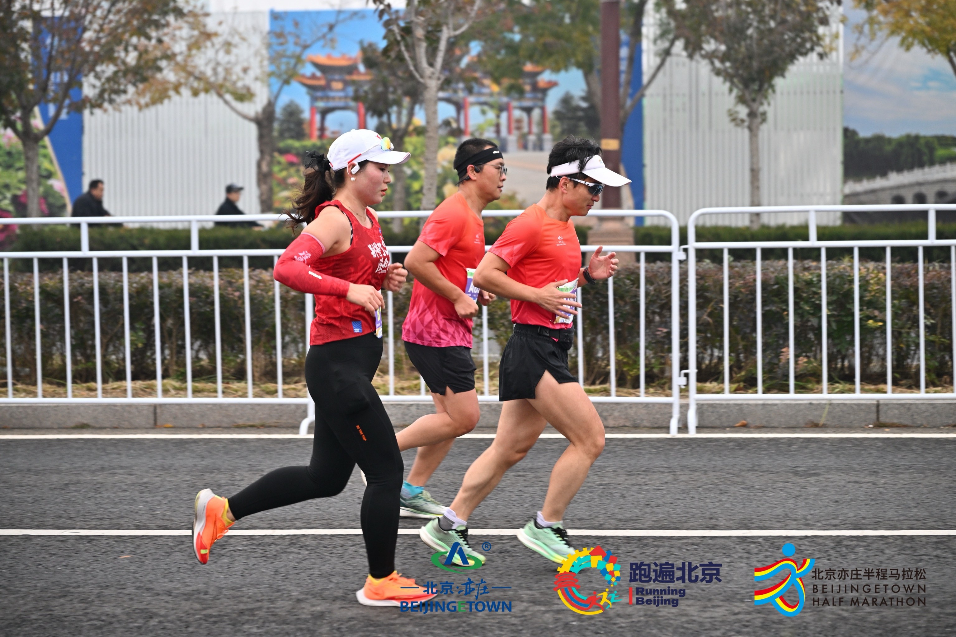 世界首次“人机共跑”半马赛事在京完赛