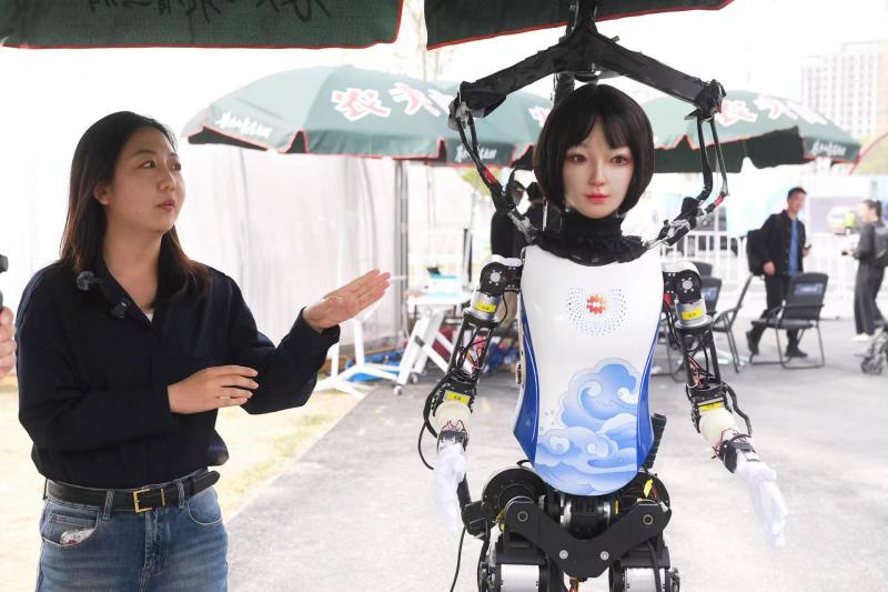 世界首次“人机共跑”半马赛事在京完赛
