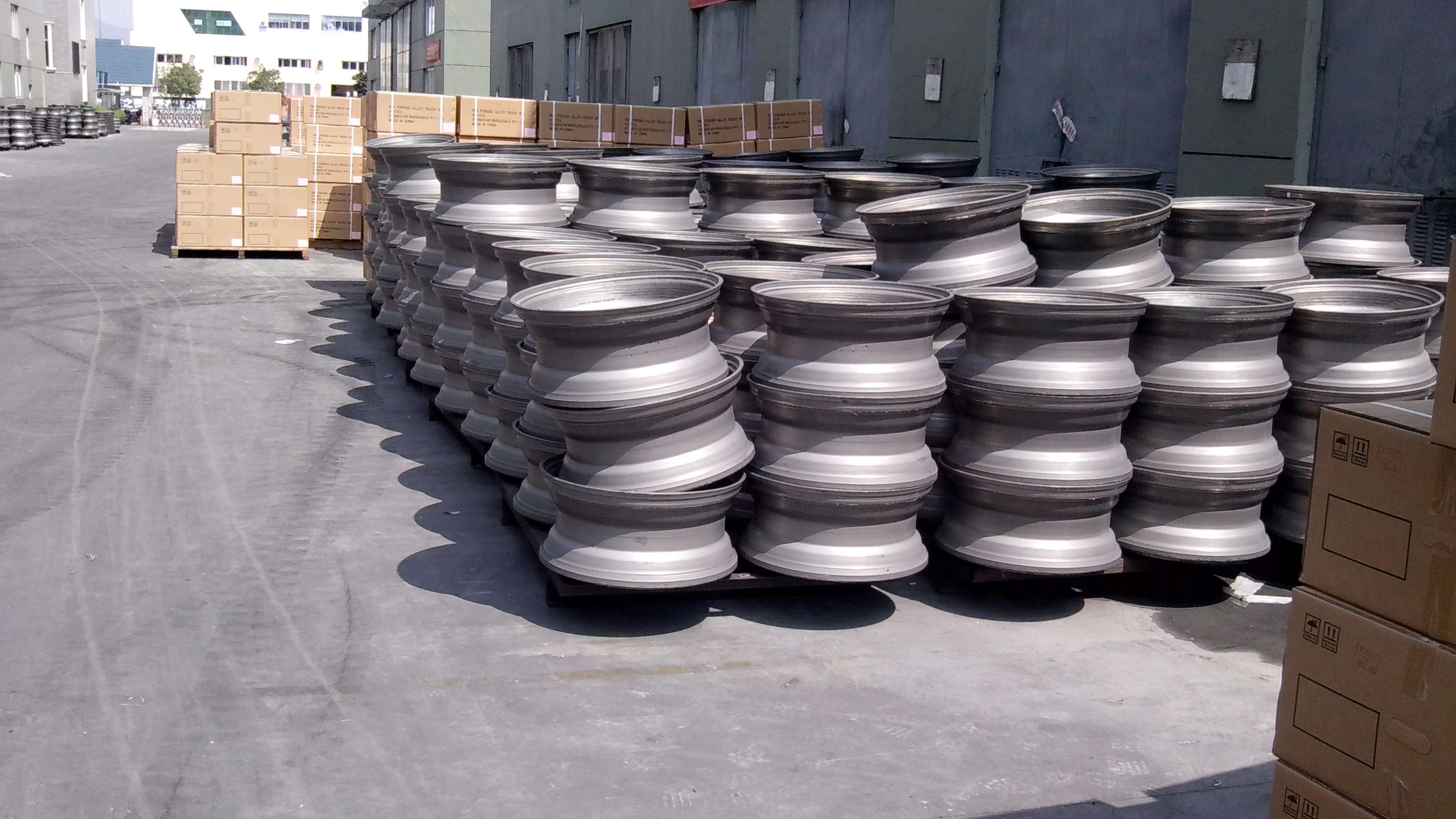 锡南科技：公司主营产品以铝合金为主,暂无其他材料