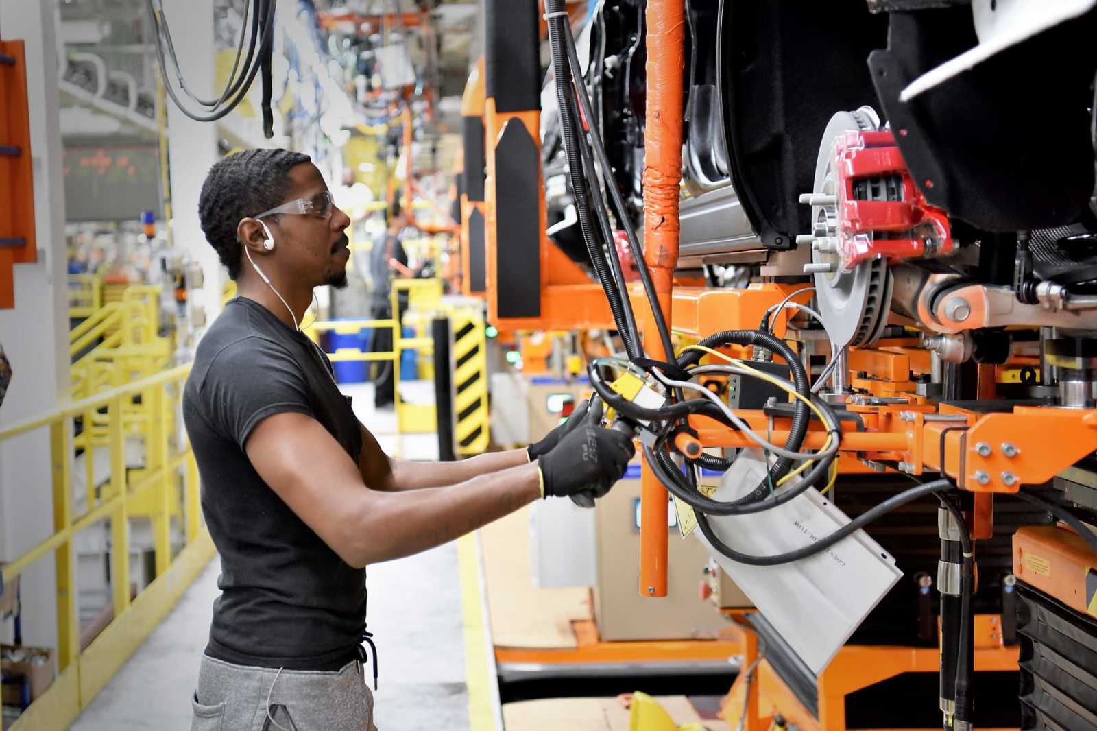 通用汽车因需求疲软削减电车工厂产量并推迟生产计划