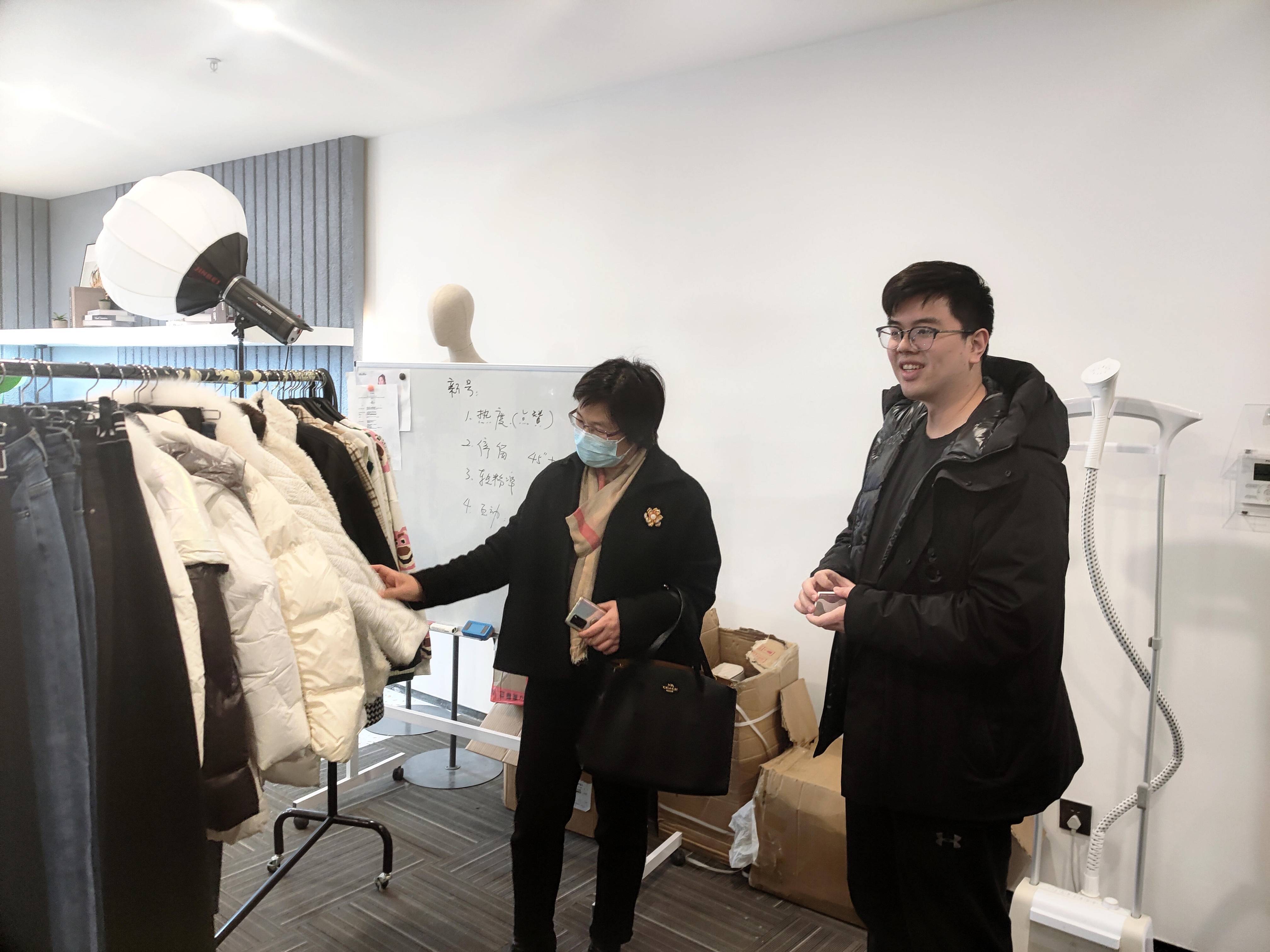 显盈科技：9月19日高管肖杰减持股份合计26万股