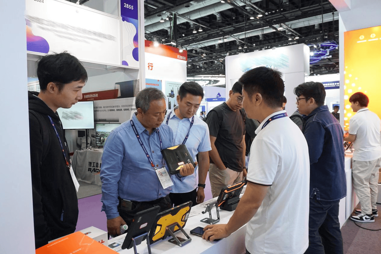 推动数实深度融合 促进AI应用繁荣——二○二五年中国国际信息通信展览会开幕