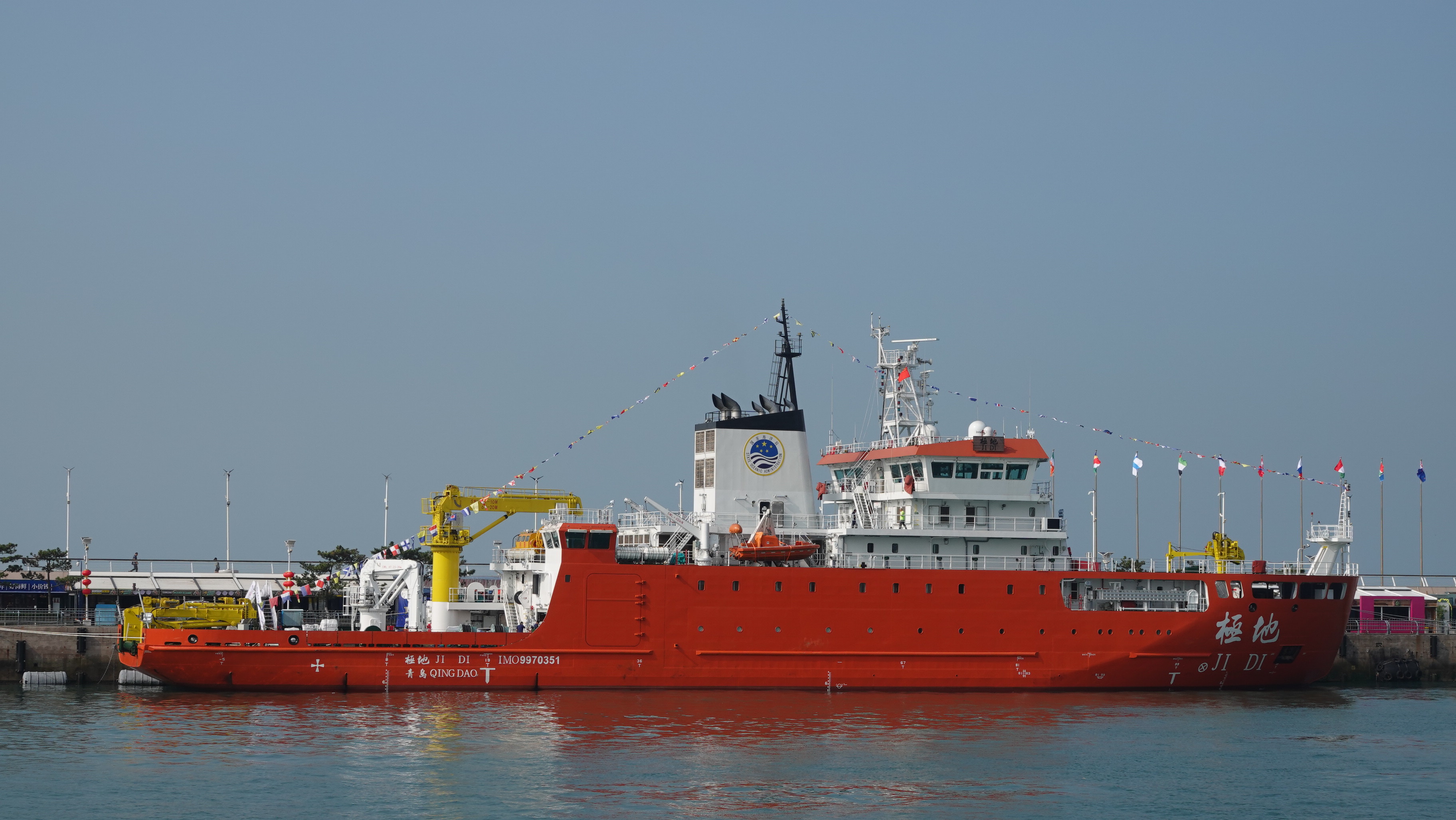 “双龙”闯北极——“雪龙2”号保障“蛟龙”号冰区深潜