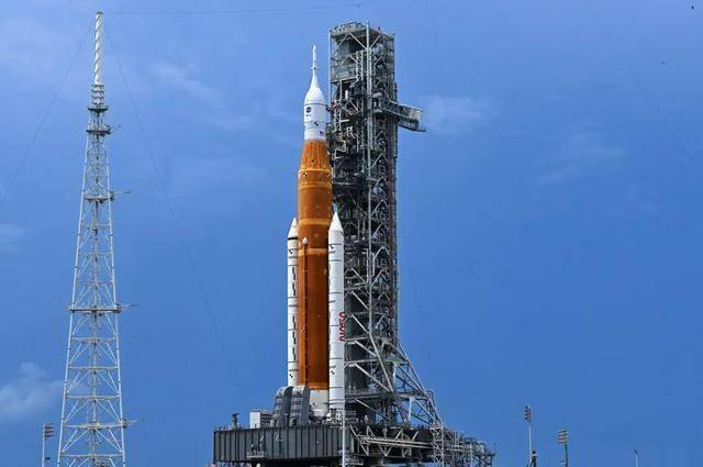 美载人绕月任务飞船完成与火箭对接