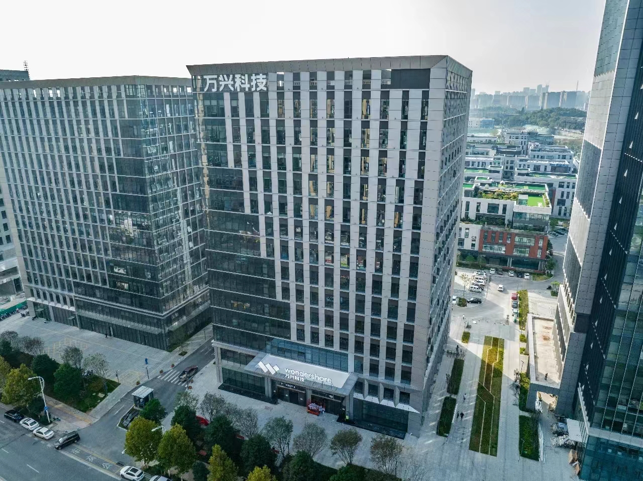 万兴科技旗下万兴天幕AI上新“参考生视频” 打造更可控高效的AI视频创作体验