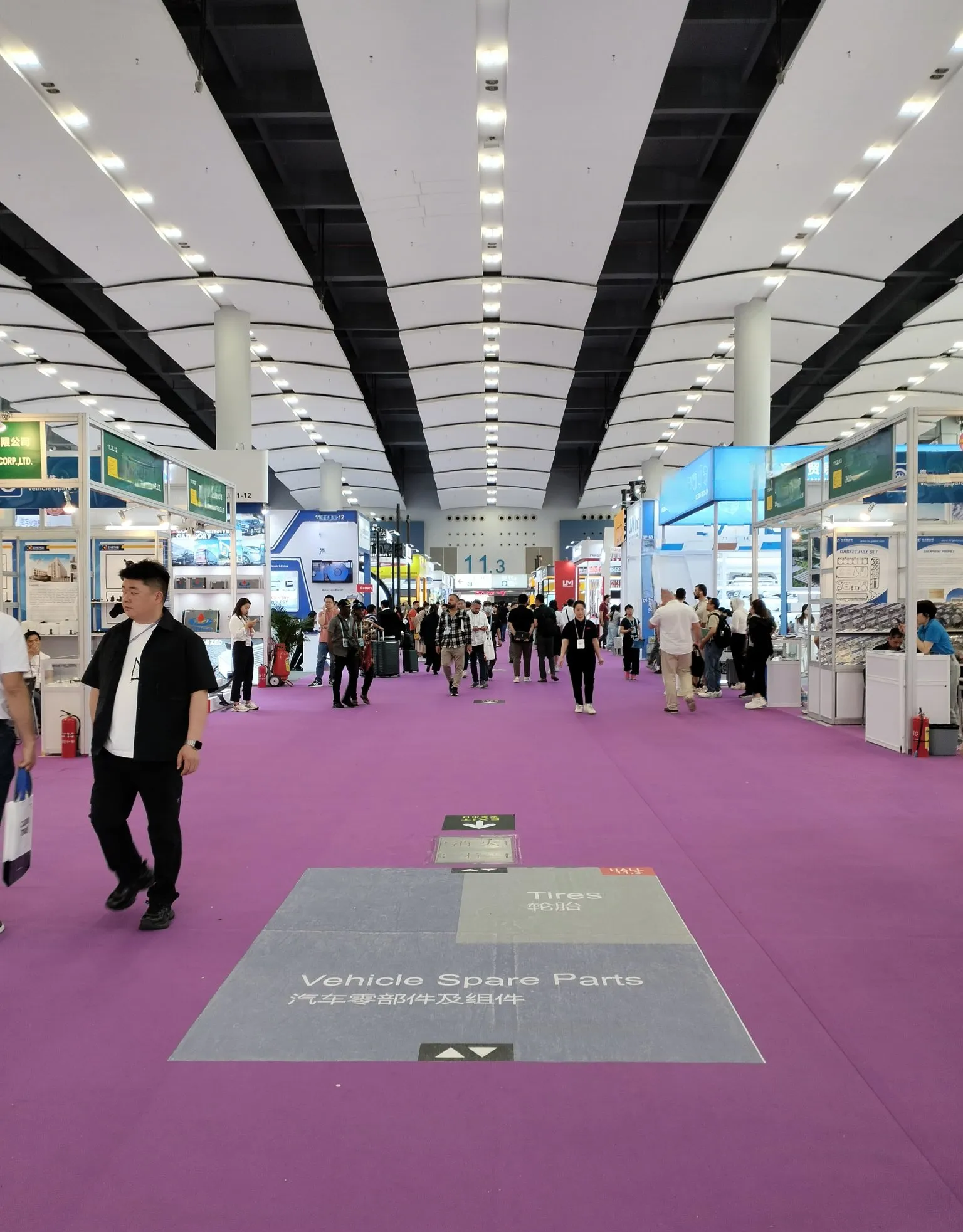 广交会现场人流涌动 合作氛围拉满