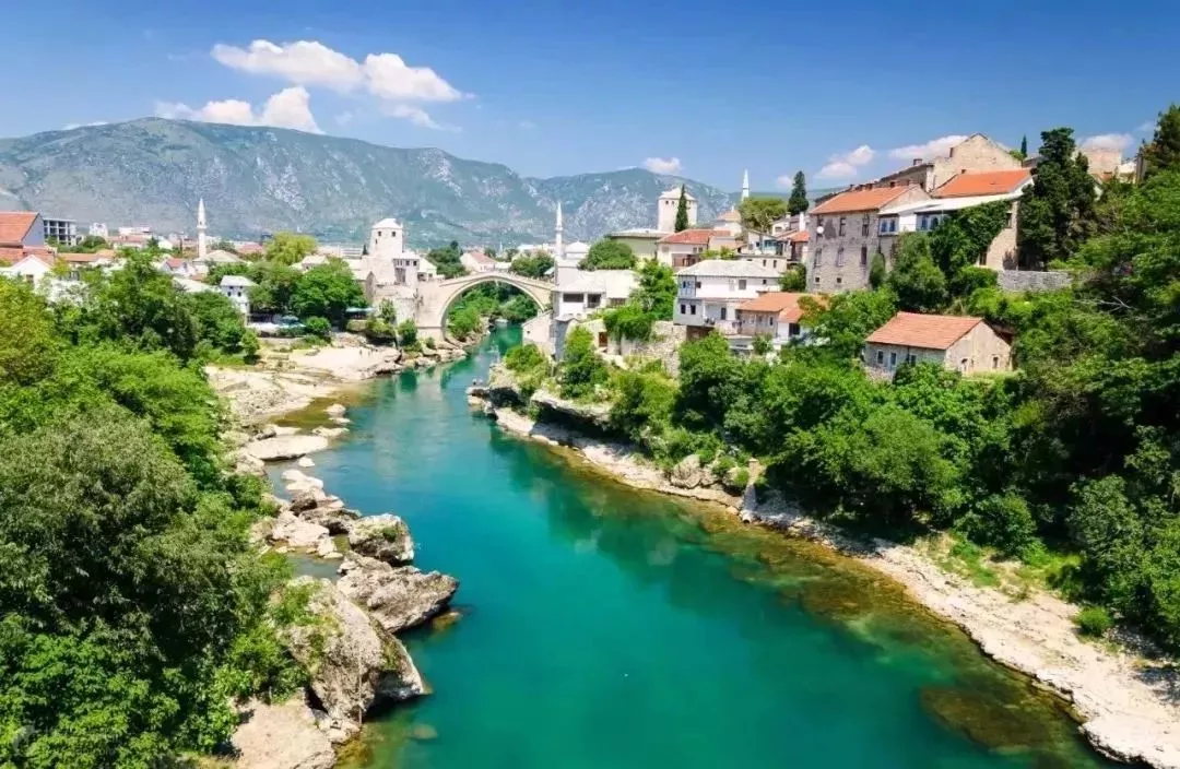 波黑联邦30年来首次通过铁路大规模运抵石油