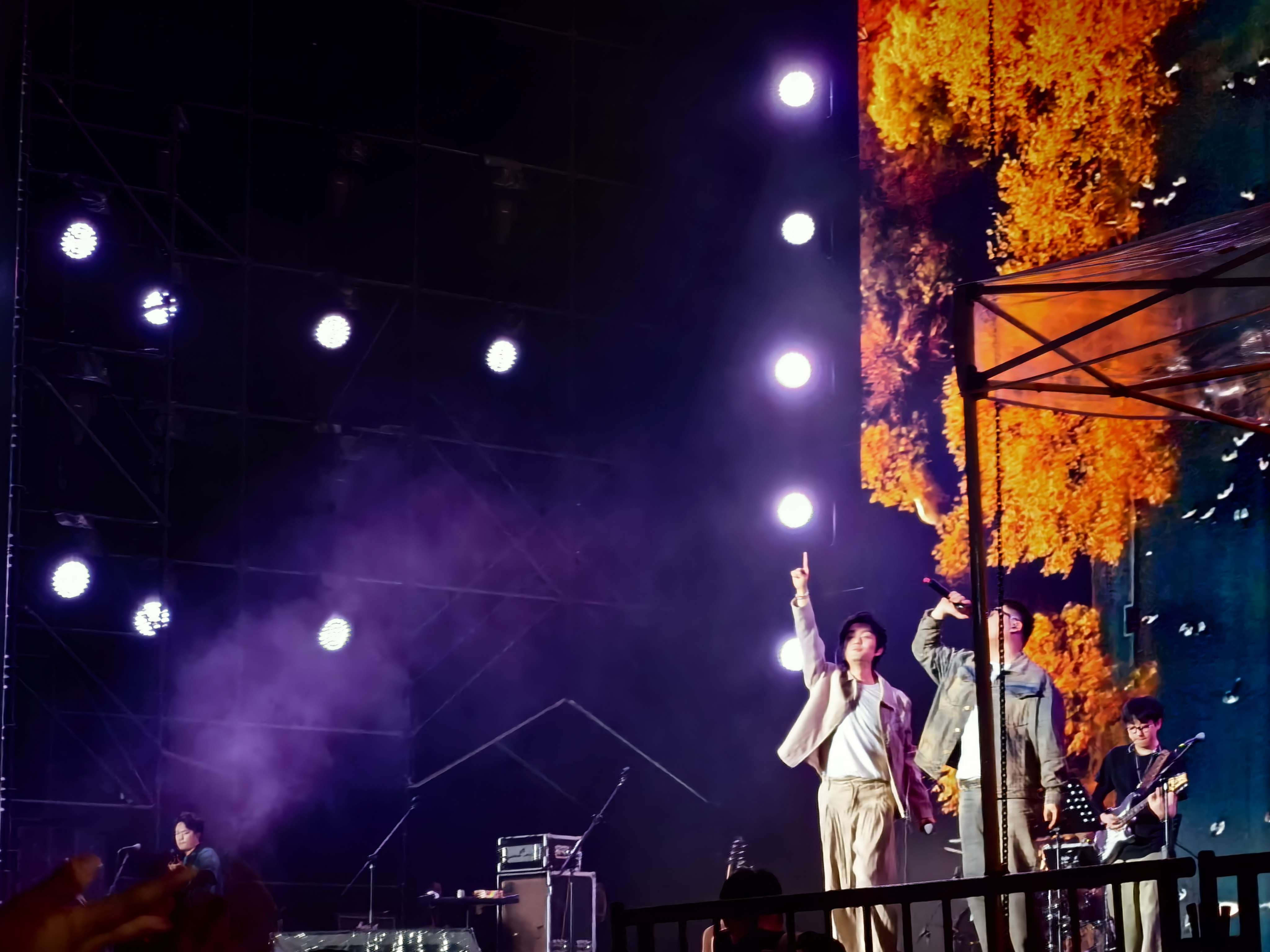 同程旅行:跨年夜“仪式感拉满”,赏烟花秀、看演唱会、祈福成元旦亮点