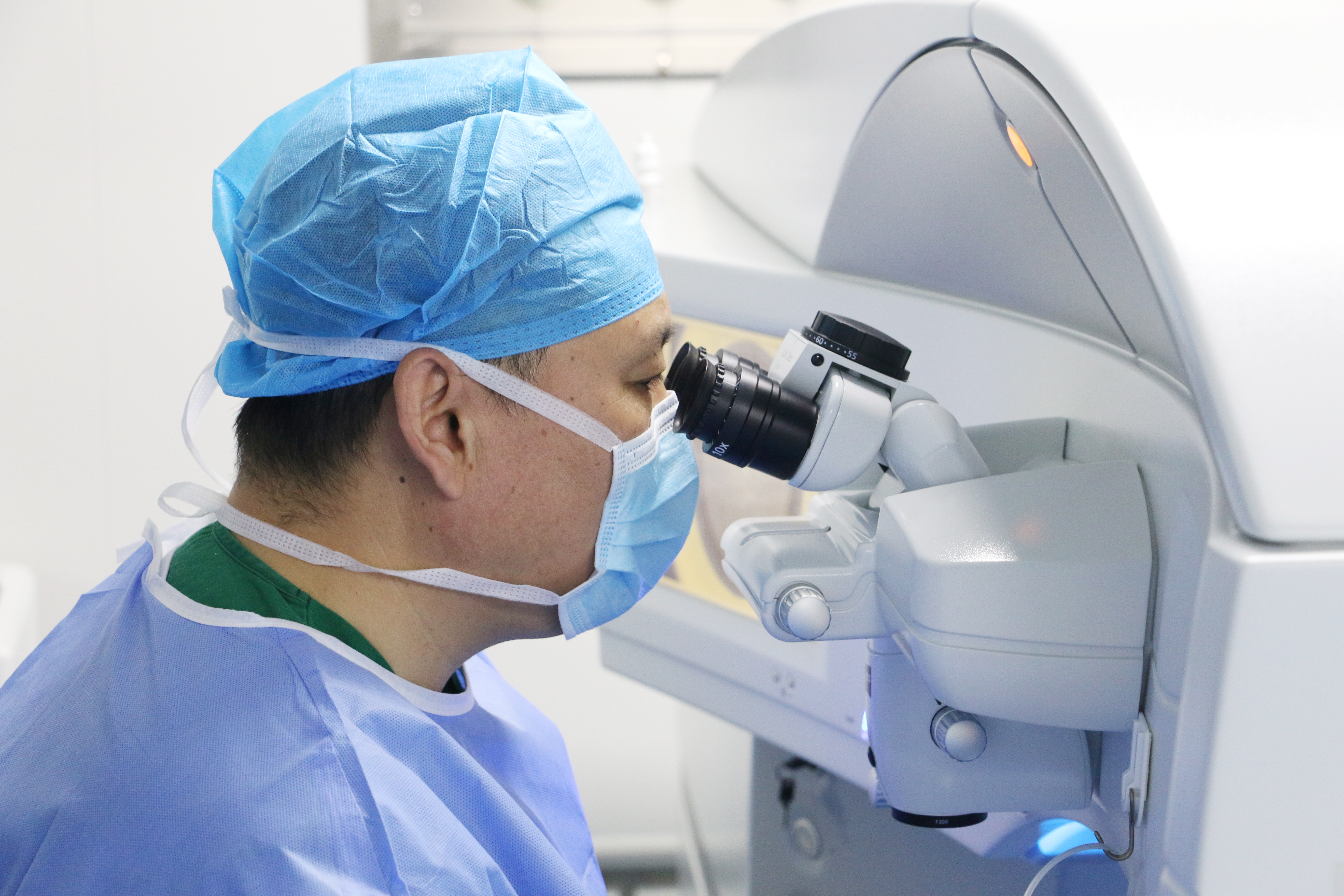 眼科手术自主机器人系统研发成功