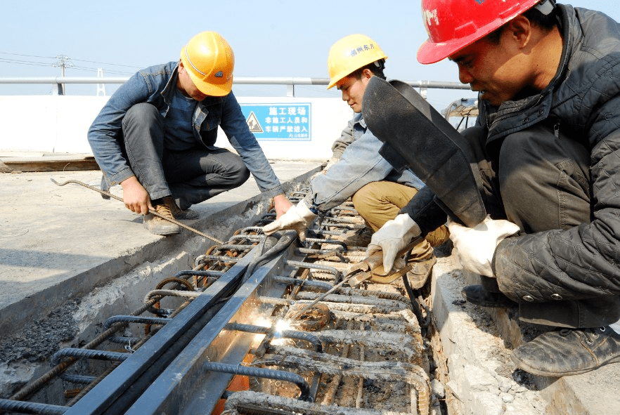 中信博获得发明专利授权：“便携式张拉装置及其使用方法”