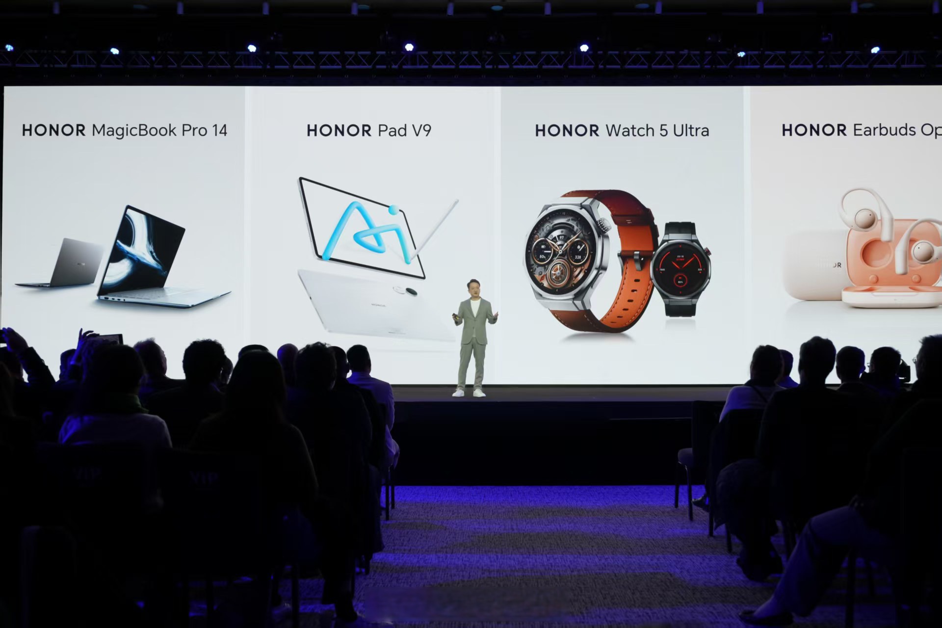 世界移动通信大会闭幕 AI推动变革趋势明显