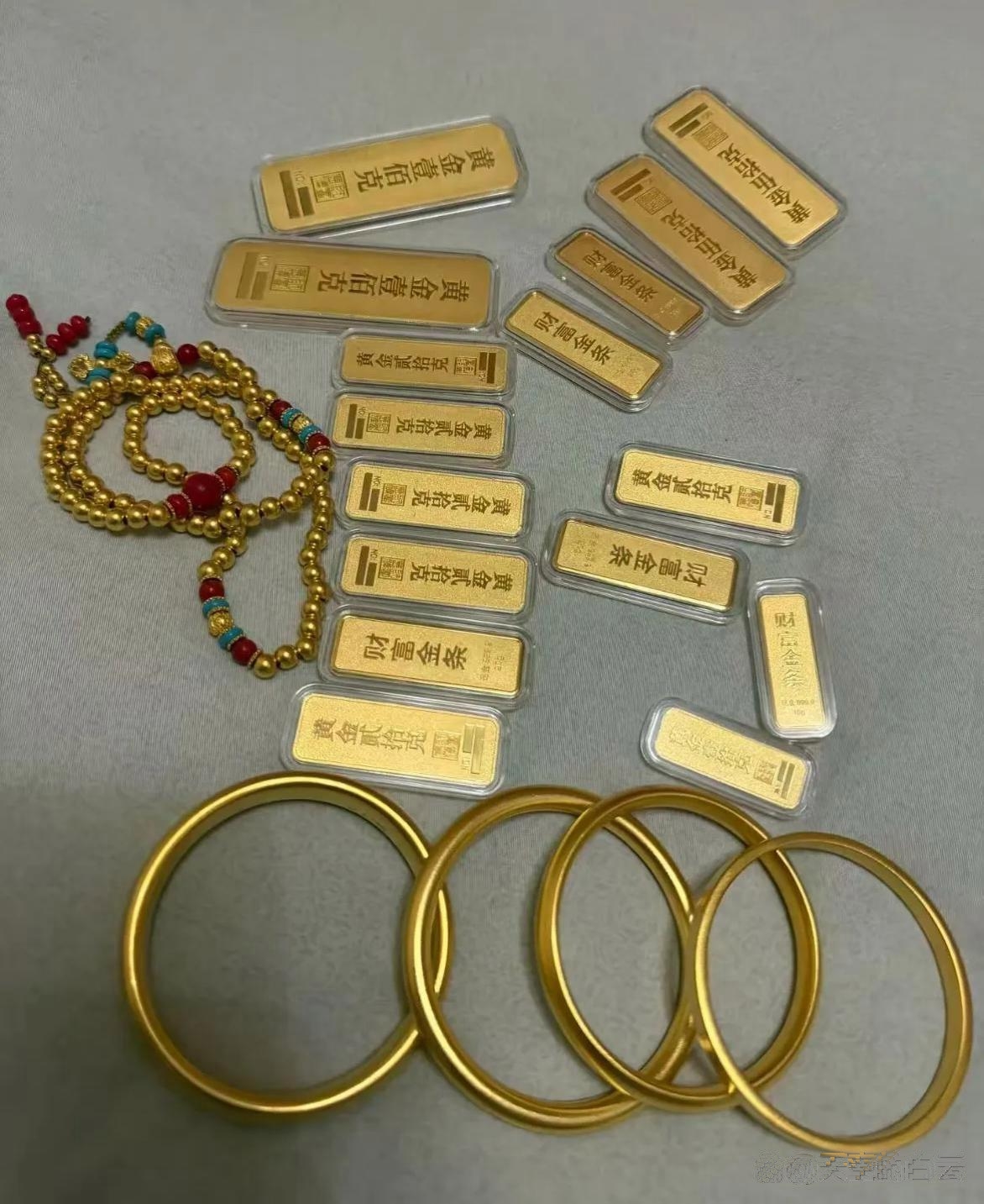 现货黄金一度暴跌1000美元；银行实物金条投资情绪降温 | 金融早参